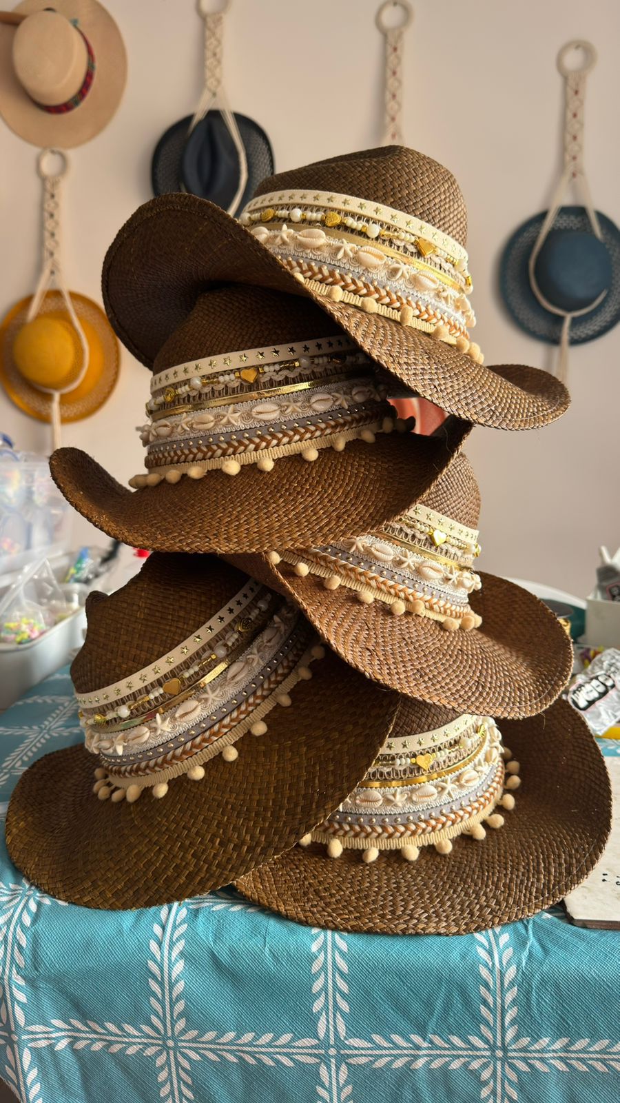 decorated hat, hats decorated in Colombia, personalized hats made from iraca palm, handmade hats with embroidery, test1234, Sombrero cowboy color café decorado para mujer